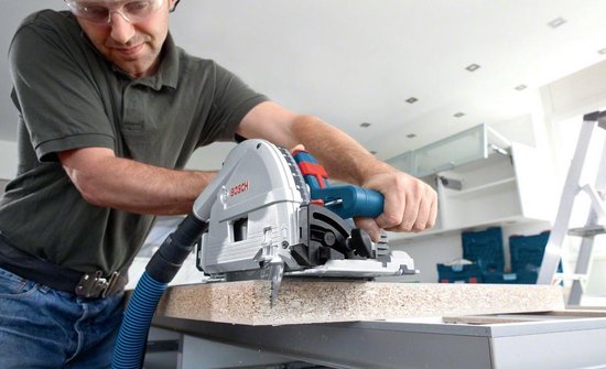 Man gebruikt een Bosch invalzaagmachine op een werkstuk, geleid door een Bosch FSN geleiderail.