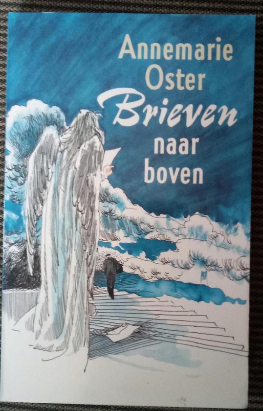 Boek 'Brieven naar boven' van Annemarie Oster. Een engel kijkt uit over een man op een trap in de wolken.