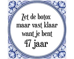Verjaardag Tegeltje met Spreuk (47 jaar: Zet de botox maar vast klaar, want je bent 47 jaar + cadeau verpakking & plakhanger