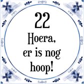 Verjaardag Tegeltje met Spreuk (22 jaar: Hoera! Er is nog hoop! 22! + cadeau verpakking & plakhanger