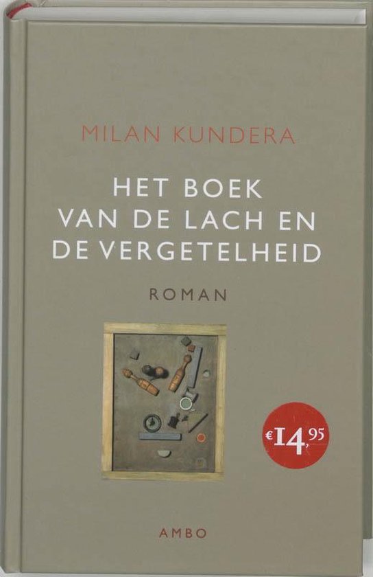 Boek "Het boek van de lach en de vergetelheid" door Milan Kundera. Grijze kaft met een schilderij van diverse voorwerpen.