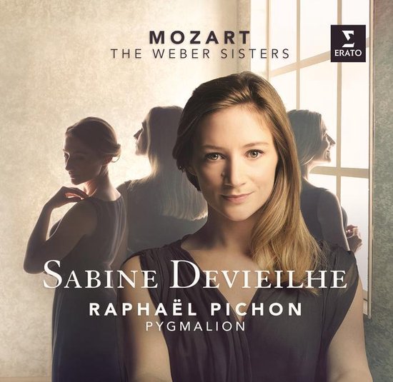 Frontcover met Sabine Devieilhe op de voorgrond, met drie andere vrouwen op de achtergrond. Txt: MOZART THE WEBER SISTERS SABINE DEVIEILHE RAPHAËL PICHON PYGMALION ERATO.