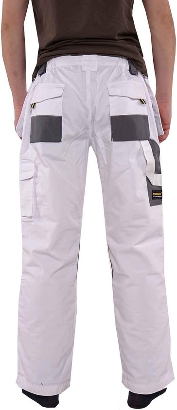 Achterkant van een witte werkbroek met donkergrijze zakken, Størvik logo zichtbaar.