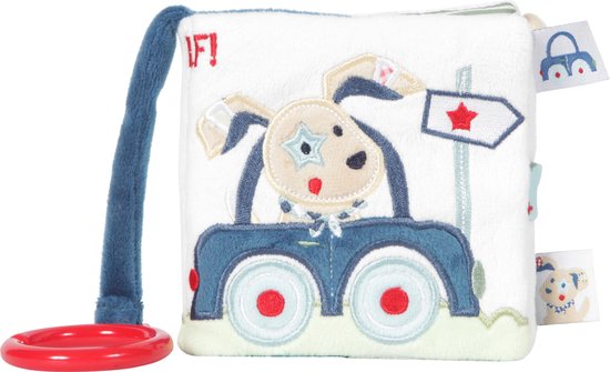 Wit stoffen boekje met opdruk van een hond in een blauwe auto, met rode en blauwe details.