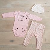 Baby Meisjes cadeau geboorte Setje 3-delig  newborn | maat 62-68 | roze mutsje beertje roze broekje streep en roze romper lange mouw met tekst zwart jullie kunnen het | Bodysuit |