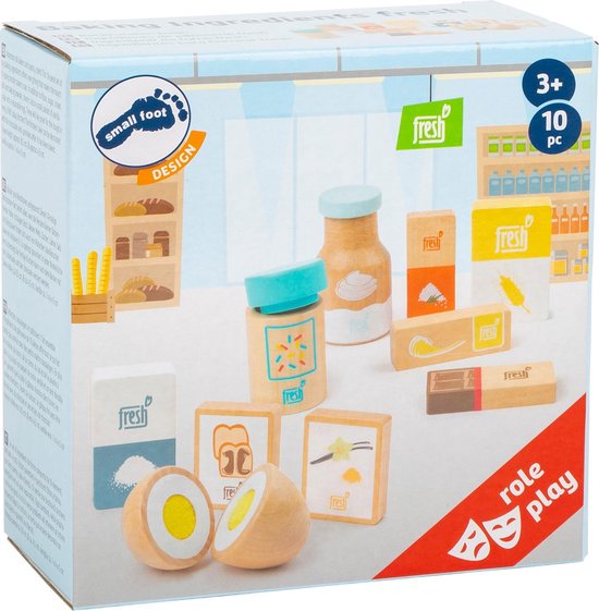 Houten speelgoedbakbenodigdheden met 'fresh' logo, waaronder een ei, brood, melkpak, pindakaas, hagelslag en boter.