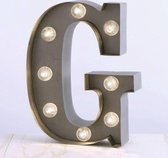 Carnival light 'G' verlichtte letter in industriele zilverkleurige/grijze roestige finish | letterlamp