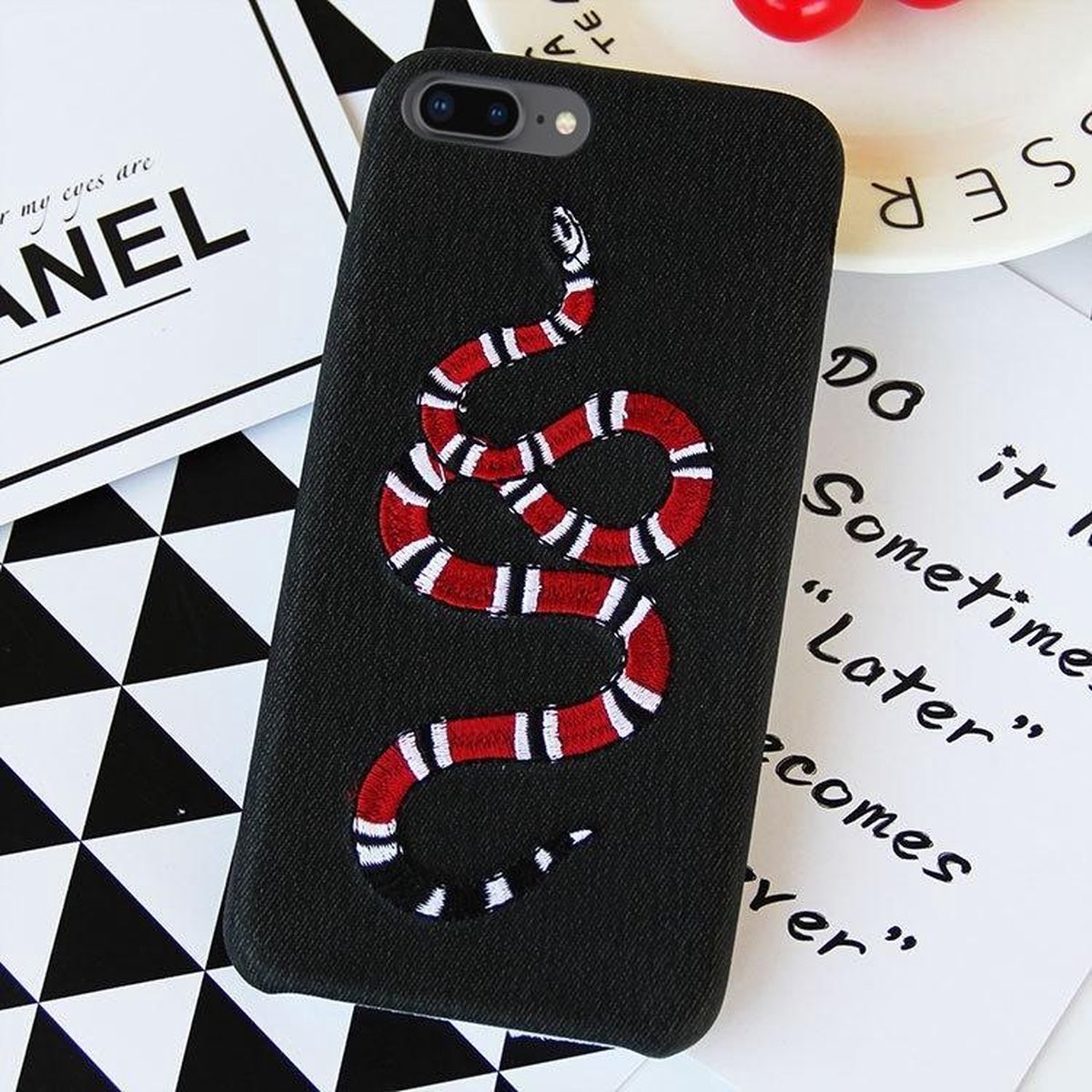 Zwarte achtergrond borduurwerk Rode slang patroon PU zachte beschermhoes  voor iPhone 8... | bol.com
