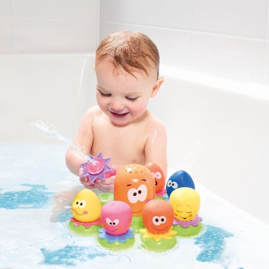 Een baby speelt in bad met een octopus badspeelgoed met verschillende kleuren tentakels en gezichtjes.