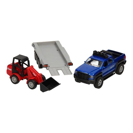 Een rode minishovel met zwarte cabine staat naast een blauwe pick-uptruck en een grijze open aanhanger.