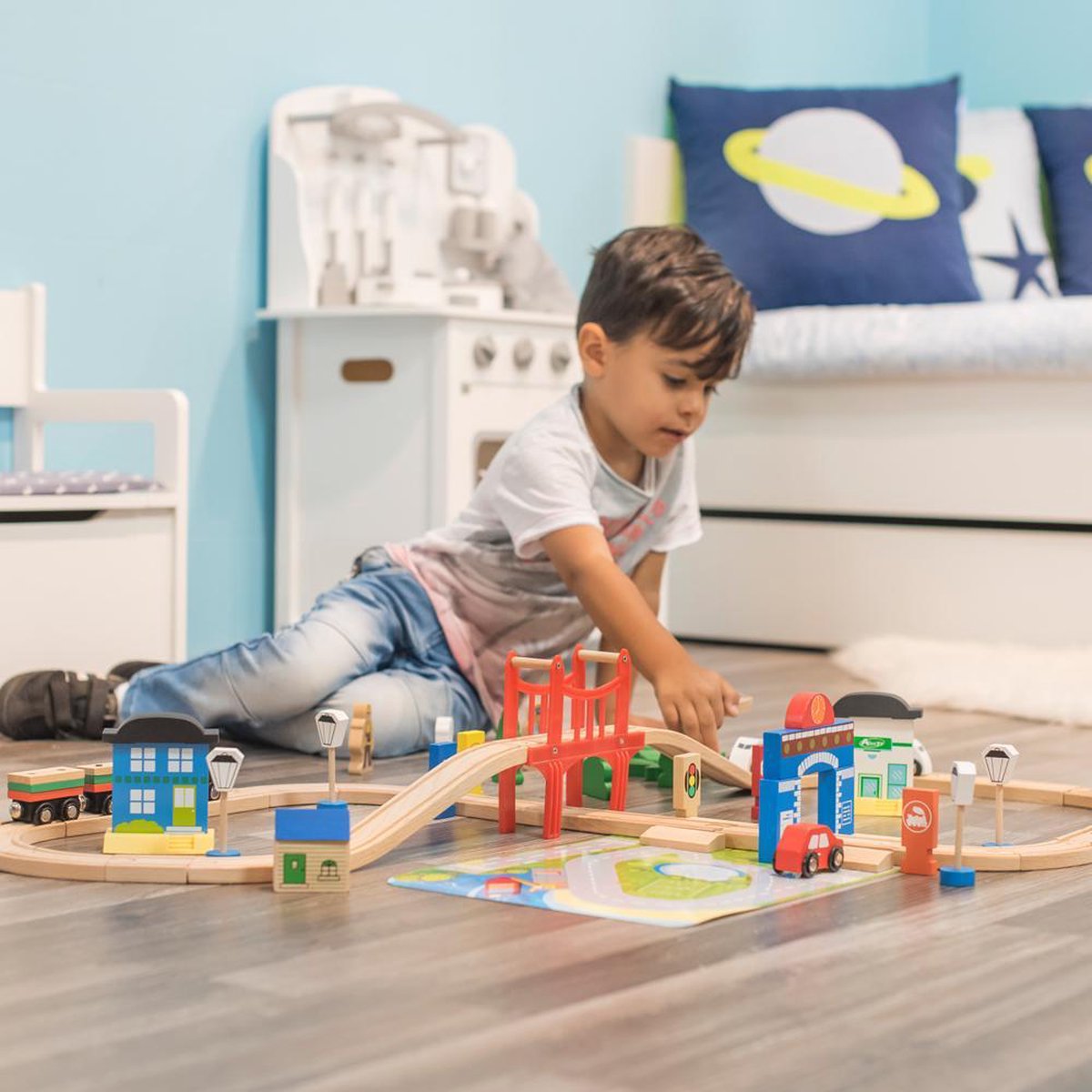 Bandits & Angels Houten Treinset 80 delig met Grondplaat vanaf 3 jaar voor Jongens en Meisjes - Trein Set met 80 delen - inclusief 1 Trein en Grondplaat - Treinbaan voor Kinderen met Accessoires — afbeelding 4