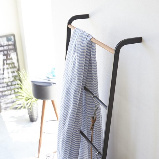 Zwarte ladder met houten dwarsbalk, met een blauw-wit gestreept textiel.