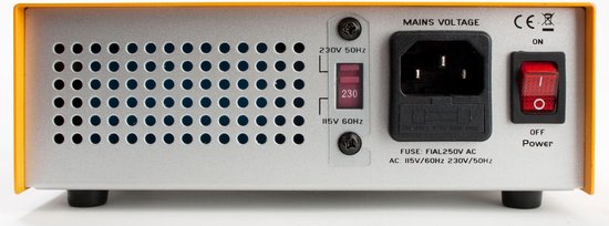 Arrière d'un appareil jaune avec ventilation, interrupteur marche/arrêt, et réglages de tension.