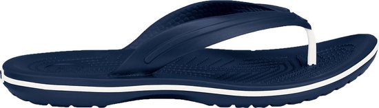 Donkerblauwe Crocs flipflop met witte strepen op de zoolrand. De bandjes zijn donkerblauw met een witte tussenruimte.