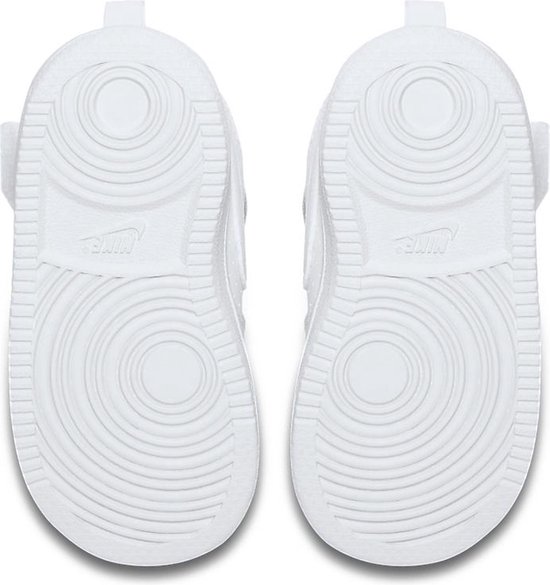 Zolen van twee witte Nike sneakers, met reliëf.