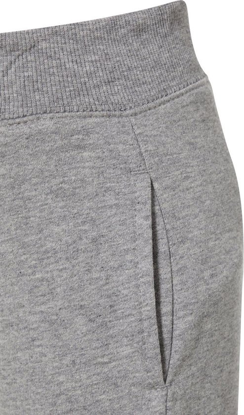 Close-up van de tailleband van een grijze joggingbroek met een steekzak.