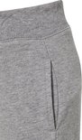 Close-up van de tailleband van een grijze joggingbroek met een steekzak.