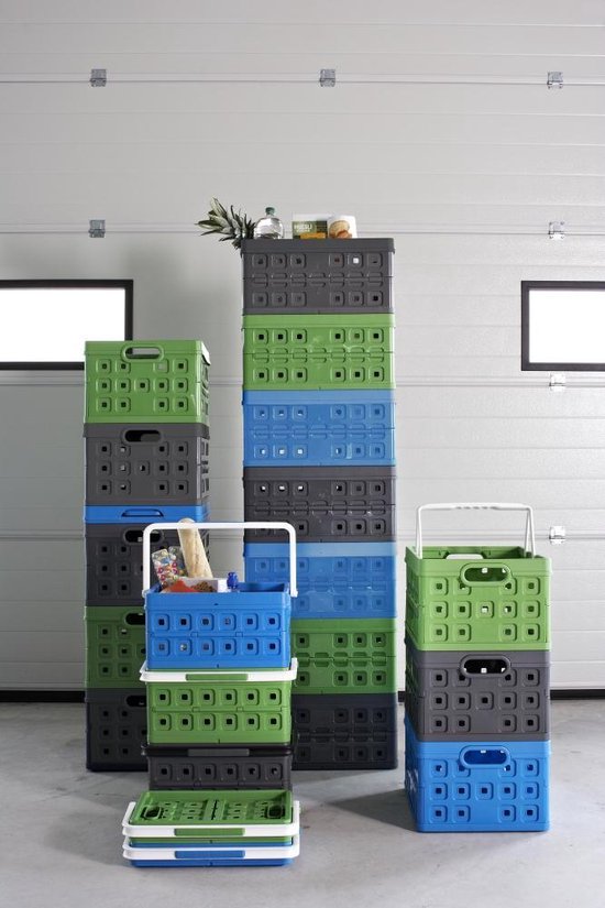 Stapel groene, blauwe en grijze kratten in een garageomgeving.