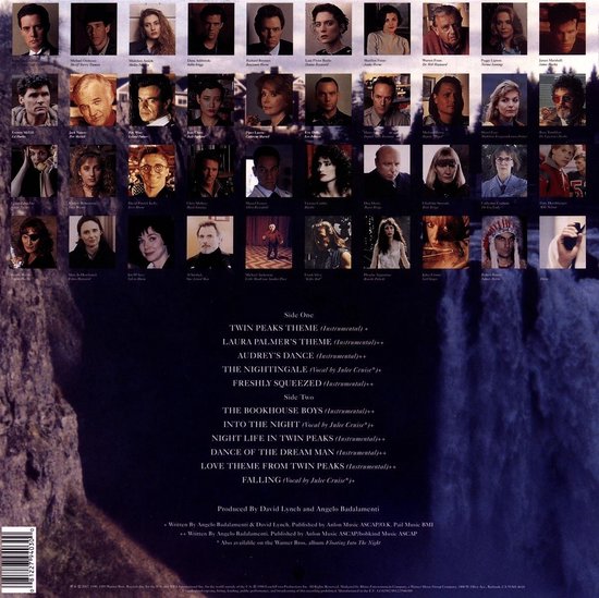 Pochette d'album avec photos des membres de la distribution et leurs titres.