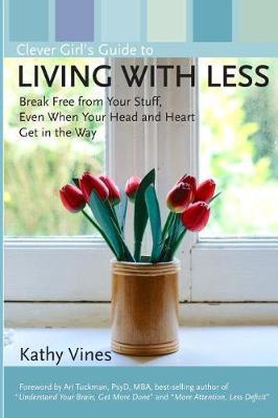 Boekomslag: Clever Girl's Guide to Living with Less door Kathy Vines, met rode tulpen in een houten vaas voor een raam.