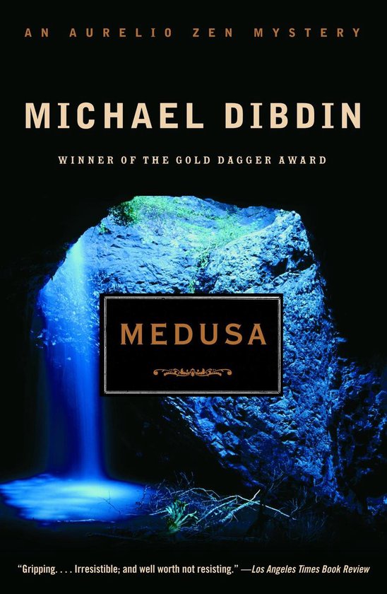 Boekomslag van 'Medusa' door Michael Dibdin, met een grot en waterval.