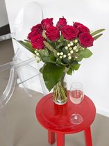 Boeket verse bloemen met rode rozen