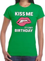 Kiss me it is my birthday t-shirt groen dames S