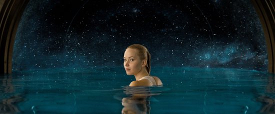 Jennifer Lawrence in een zwembad met sterrenhemel op de achtergrond.