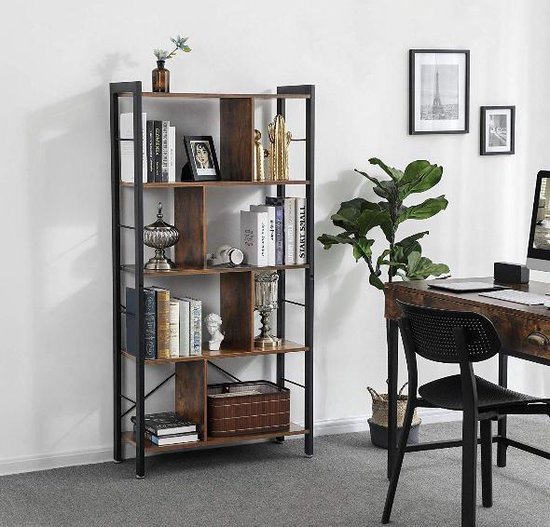 Boekenkast met vijf houten planken en een zwart metalen frame, bij een bureau.