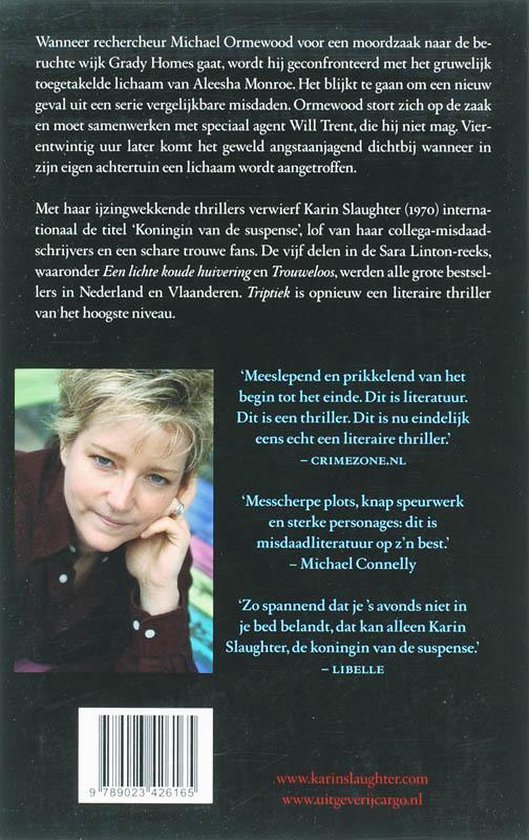 Portret van een blonde vrouw met kort haar, die naar de camera kijkt. De achtergrond is donker met een gekleurd patroon.