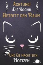 Achtung! Die K chin betritt den Raum und Sie macht sich Notizen