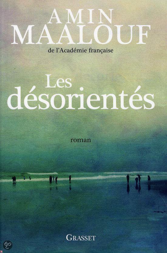 Couverture de livre : Titre 'Les désorientés' d'Amin Maalouf, avec une mer floue et des personnes marchant au loin en arrière-plan.