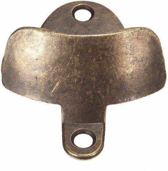 Bronzen wandflesopener met een gebogen bovenkant en oogjes voor bevestiging.