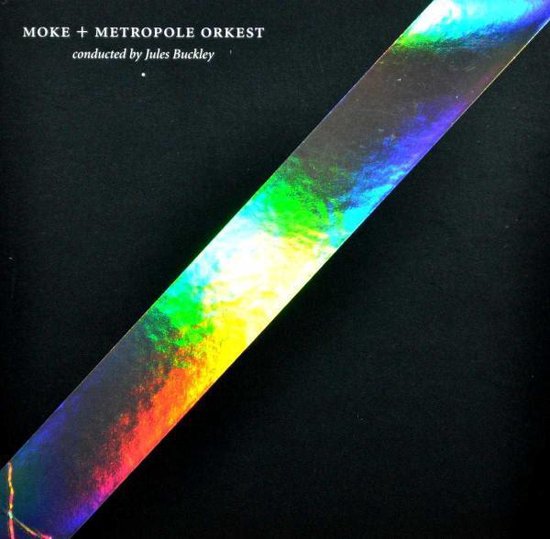 Albumhoes met zwarte achtergrond en diagonale holografische strook met regenboogkleuren.