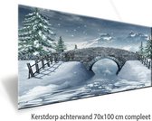 Kerstdorp achtergrond - 70x100 cm - display achterwand - brug en rivier (tekening) - sneeuwlandschap - kerst decoratie
