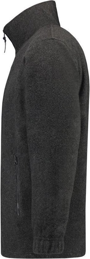 Zijaanzicht van een donkergrijs fleece vest met rits en opstaande kraag.