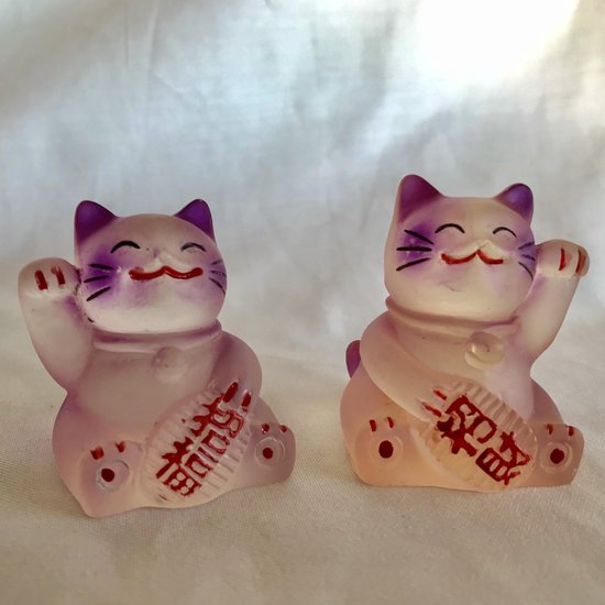 Geluksbrenger Japanse gelukskat-Het geluks katje "maneki neko." set van 2 stuks 3.8x3.8x4.8cm resin handgeschilderde paarse kleur katten.