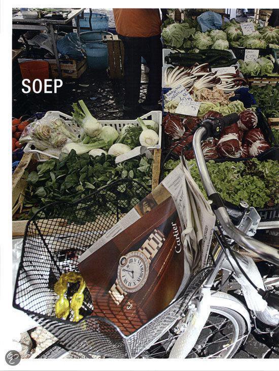 Groenteaanbiedingen op een markt, met fiets en krant in een winkelmandje.