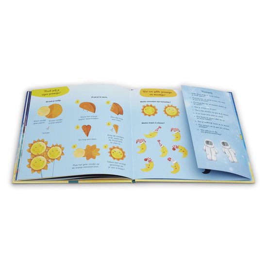 Open kinderboek met knutselinstructies voor zonnen en manen, en illustraties van astronauten.