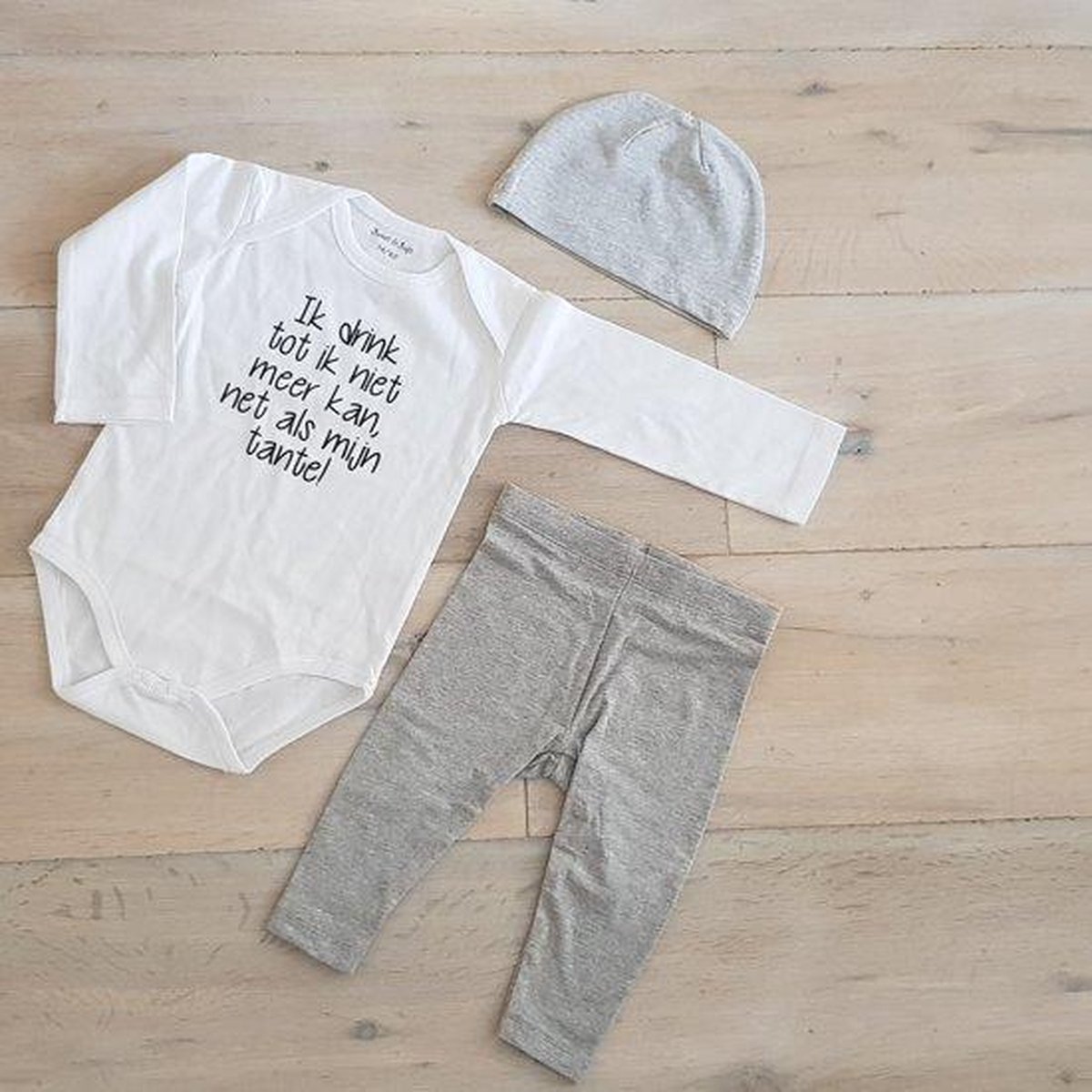 Goedkoopste Baby cadeau geboorte unisex jongen of Meisje Setje 3-delig newborn | maat 62-68 | grijs mutsje en broekje en romper lange mouw wit met zwarte tekst ik drink tot ik niet meer kan net als mijn tante