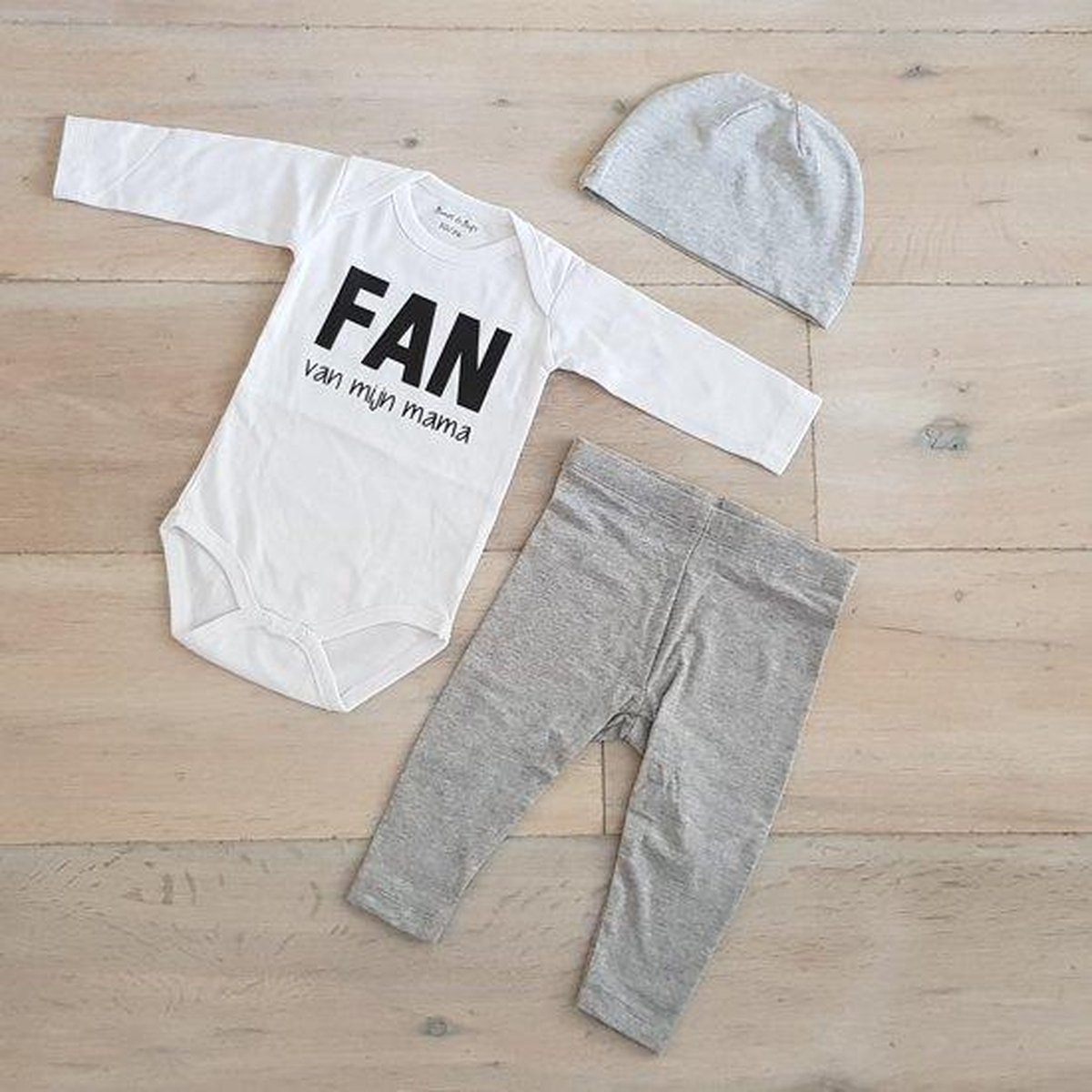 Baby cadeau geboorte unisex jongen of Meisje Setje 3-delig newborn | maat 62-68 | grijs mutsje en broekje en romper lange mouw wit met zwarte tekst fan van mijn mama | Bodysuit | pakje | Kraamcadeau