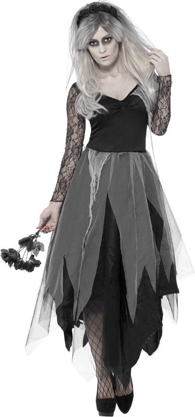 Déguisement femme : robe noire avec manches en dentelle, jupe en tulle et voile. Tient des roses noires. Bas résille.