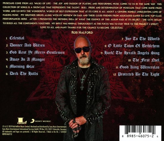 Rob Halford met een baard, zonnebril, leren jack met studs, en kruisjes kettingen.