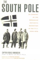 De cover van het boek 'The South Pole' met een zwart-witfoto van vier mannen in poolkleding en de titel in grote letters.