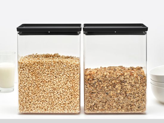 Deux boîtes de conservation rectangulaires transparentes, une remplie de riz, une de muesli