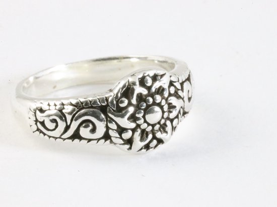 Bewerkte zilveren ring met bloem - maat 18.5