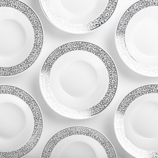 Meerdere witte schalen met een decoratieve zilverkleurige rand, gerangschikt op een witte achtergrond.