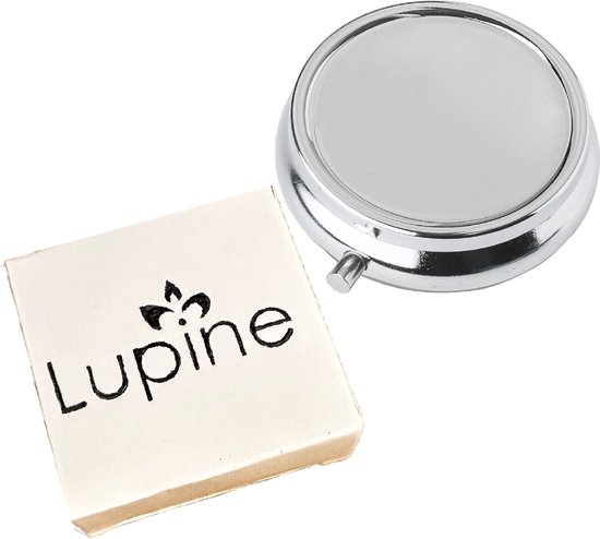 Zilverkleurig pillendoosje van het merk Lupine, met een bijpassend doosje ernaast.