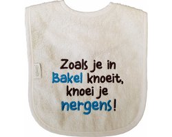 Witte slab met "Zoals je in Bakel knoeit, knoei je nergens!" - babyshower, zwanger, cadeautje, kraamcadeau, grappig, geschenk, baby, tekst, plaatsnaam, noord-brabant