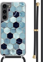 Casimoda® hoesje met zwart koord - Geschikt voor Samsung S23 Plus - Blue Cubes - Afneembaar koord - TPU/polycarbonaat - Blauw